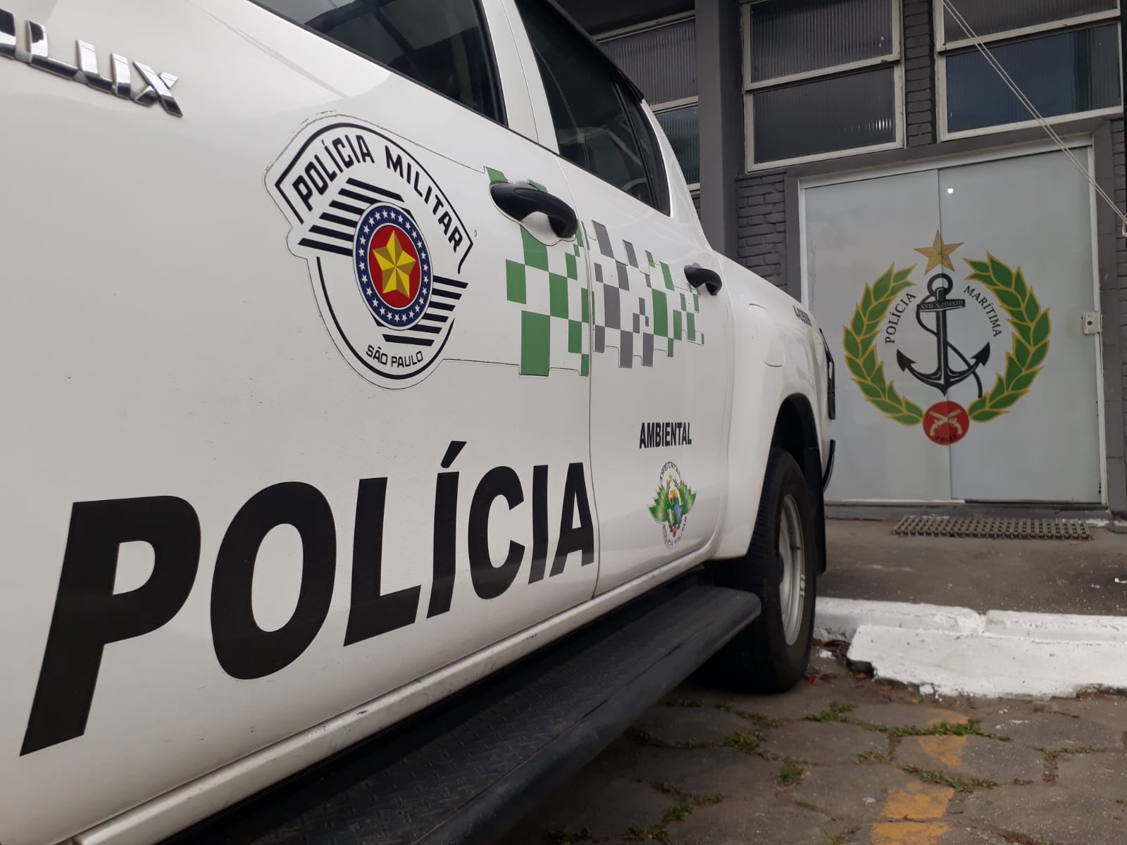 policia-militar-ambiental-combate-ocupacao-irregular-e-demole-construcao-em-area-de-manguezal-em-santos